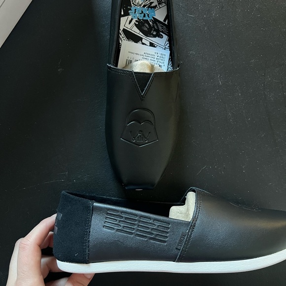 NIB Star Wars x TOMS Black Leather Darth Vader Special Edition Alpargata sz 8.5 - Picture 4 of 4